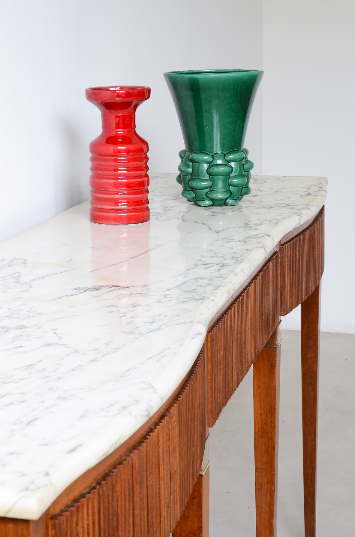 Paolo Buffa, Splendida console con fronte mosso, tre cassetti sulla fascia in legno cannettato sul fronte e sui fianchi con piano in marmo