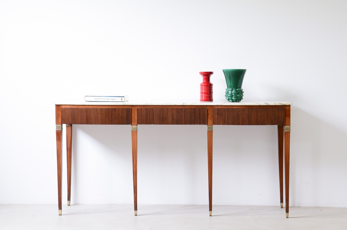 Paolo Buffa, Splendida console con fronte mosso, tre cassetti sulla fascia in legno cannettato sul fronte e sui fianchi con piano in marmo