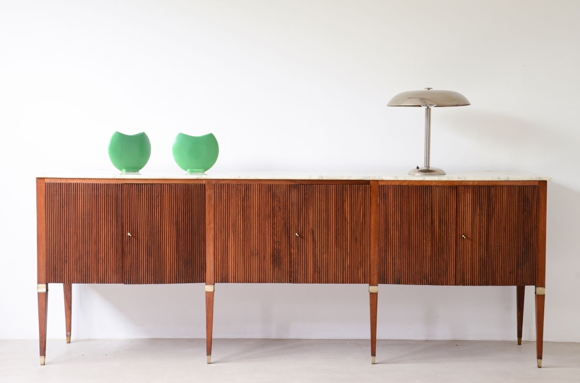 Paolo Buffa, Splendido mobile con fronte mosso, sei ante in legno di noce cannettato e sei gambe con capitelli e puntali in ottone,  piano in marmo bardiglio e bar con specchio 1950