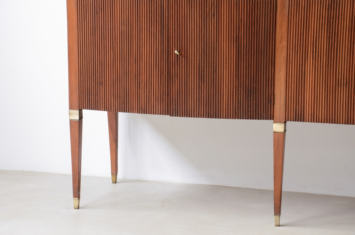 Paolo Buffa, Splendido mobile con fronte mosso, sei ante in legno di noce cannettato e sei gambe con capitelli e puntali in ottone 1950