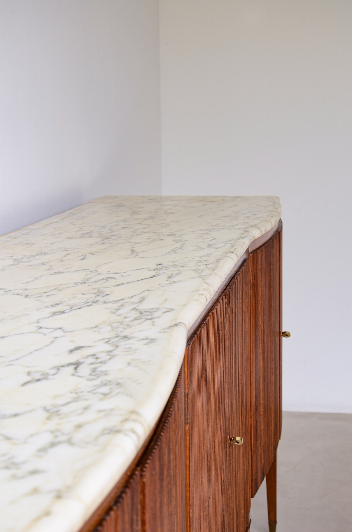 Paolo Buffa, Splendido mobile con fronte mosso, sei ante in legno di noce cannettato e sei gambe con capitelli e puntali in ottone 1950