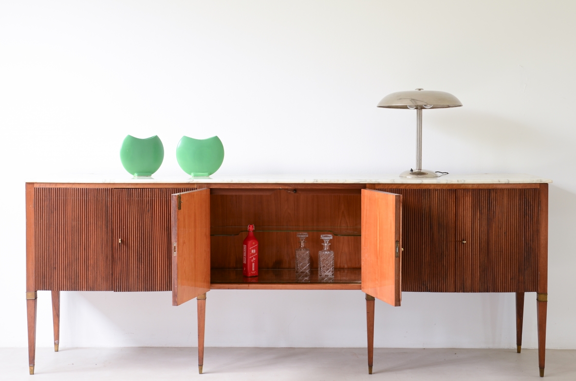 Paolo Buffa, Splendido mobile con fronte mosso, sei ante in legno di noce cannettato e sei gambe con capitelli e puntali in ottone,  piano in marmo bardiglio e bar con specchio 1950