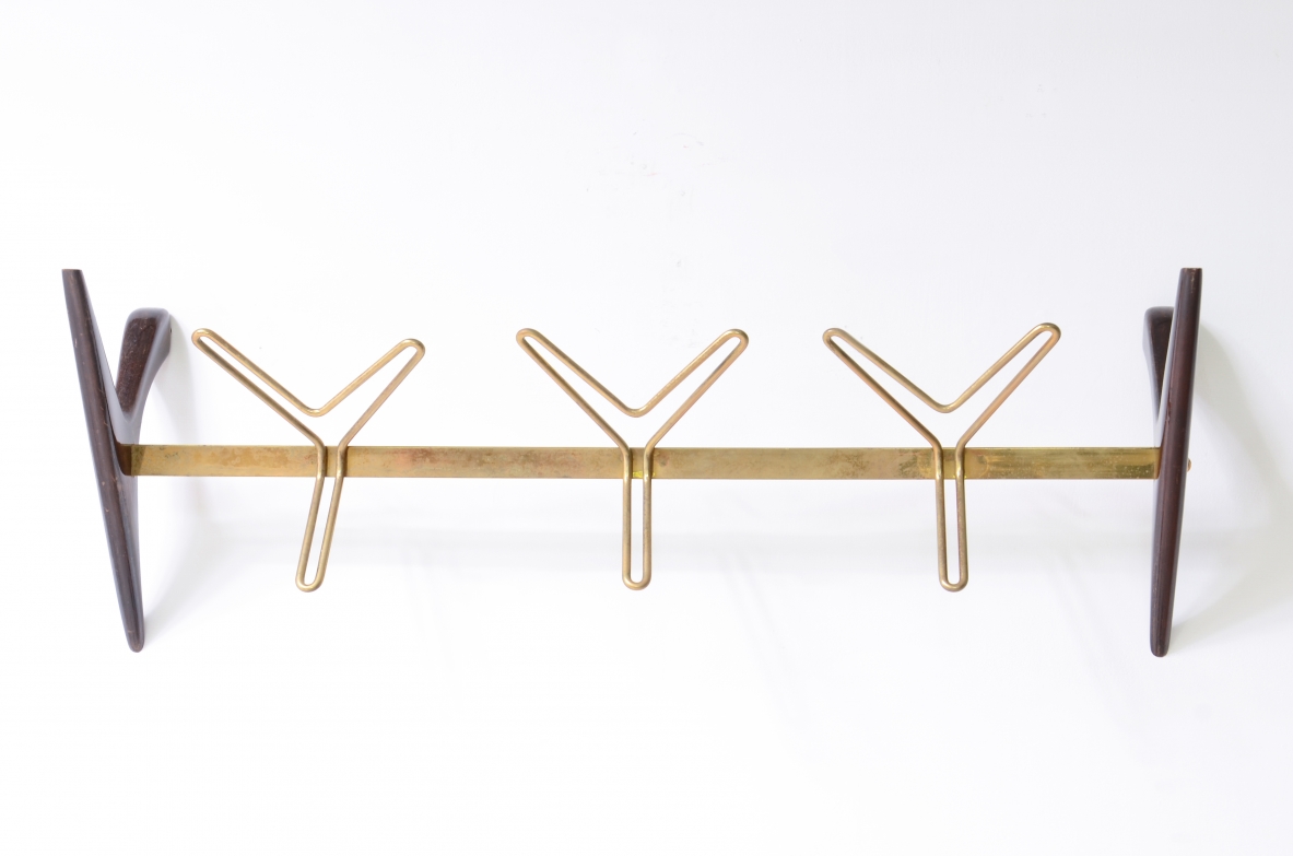 Wood and brass coat hanger, attr. Ico Parisi, 1950s.