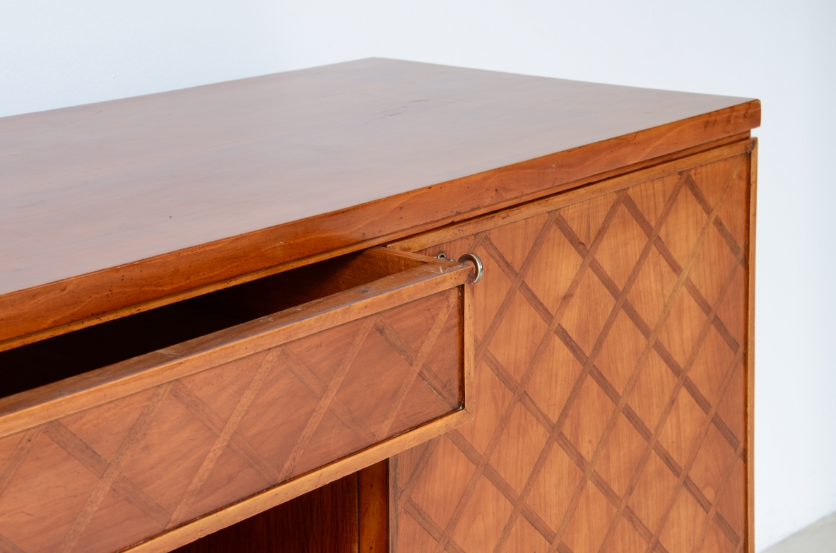 Gio Ponti  Splendido highboard con fronte in legno intarsiato a scacchiera, 1950