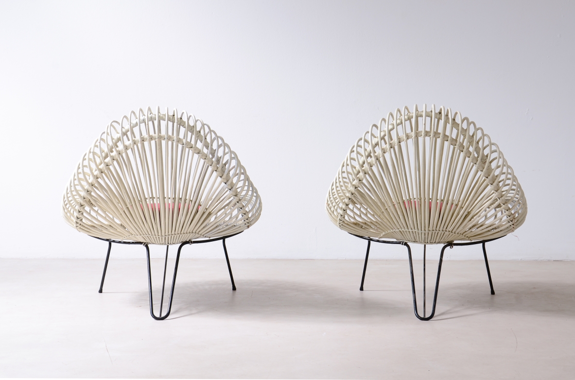 Janine Abraham e Dirk Jan Rol, coppia di poltrone in rattan laccato con struttura in metallo curvato. Prod. Edition Rougier, Olanda 1950ca.