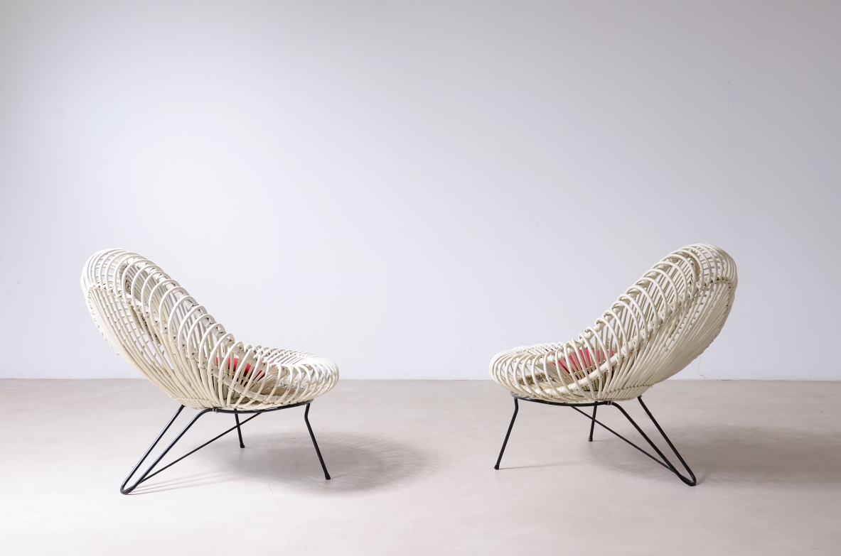Janine Abraham e Dirk Jan Rol, coppia di poltrone in rattan laccato con struttura in metallo curvato. Prod. Edition Rougier, Olanda 1950ca.