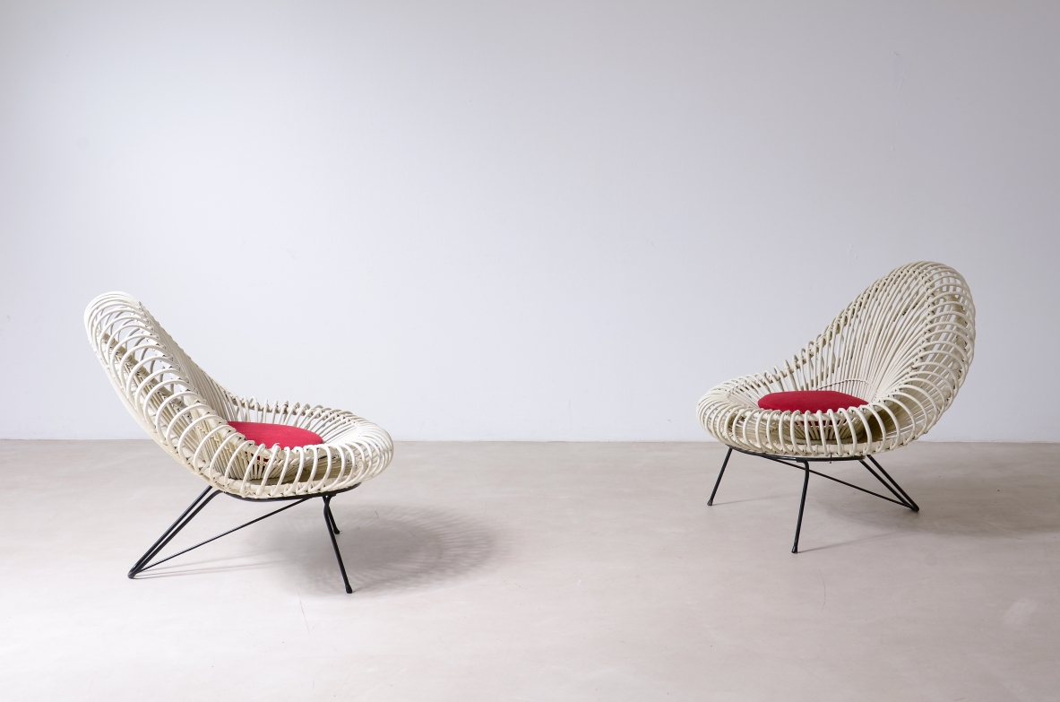 Janine Abraham e Dirk Jan Rol, coppia di poltrone in rattan laccato con struttura in metallo curvato. Prod. Edition Rougier, Olanda 1950ca.
