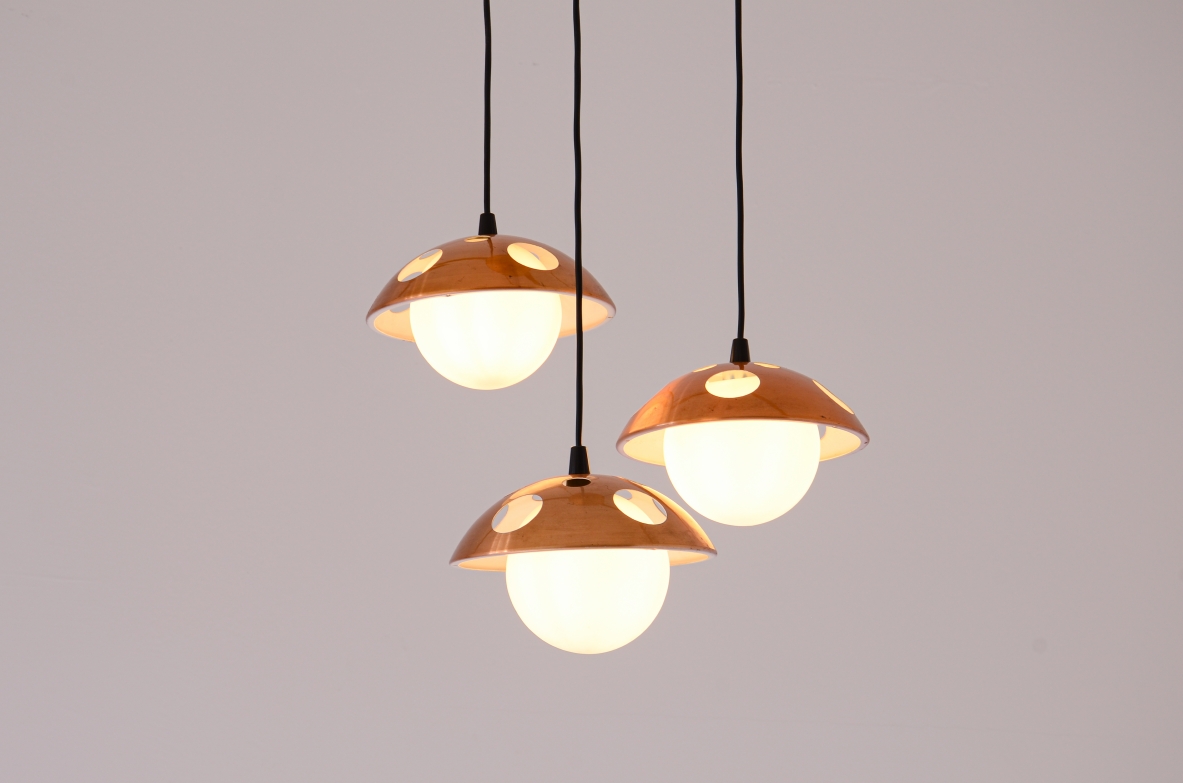 Piccolo lampadario a tre luci con cappelli in rame forato, anni 60