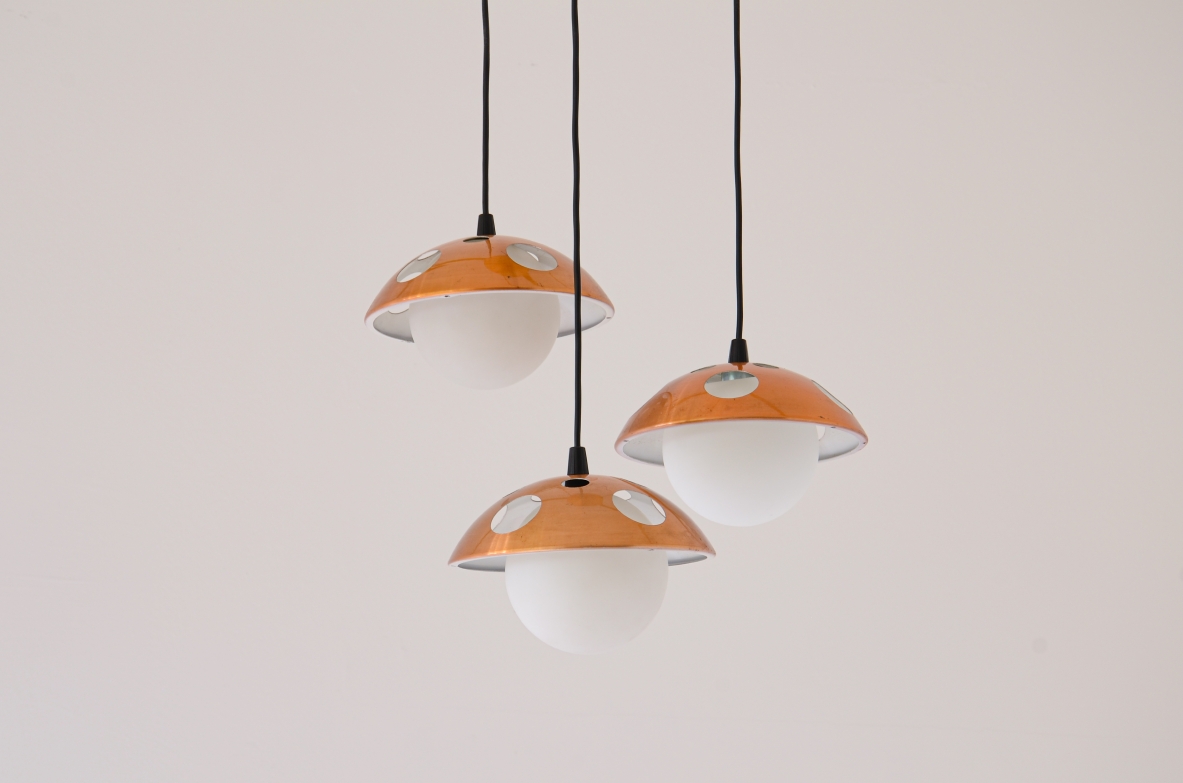 Piccolo lampadario a tre luci con cappelli in rame forato, anni 60