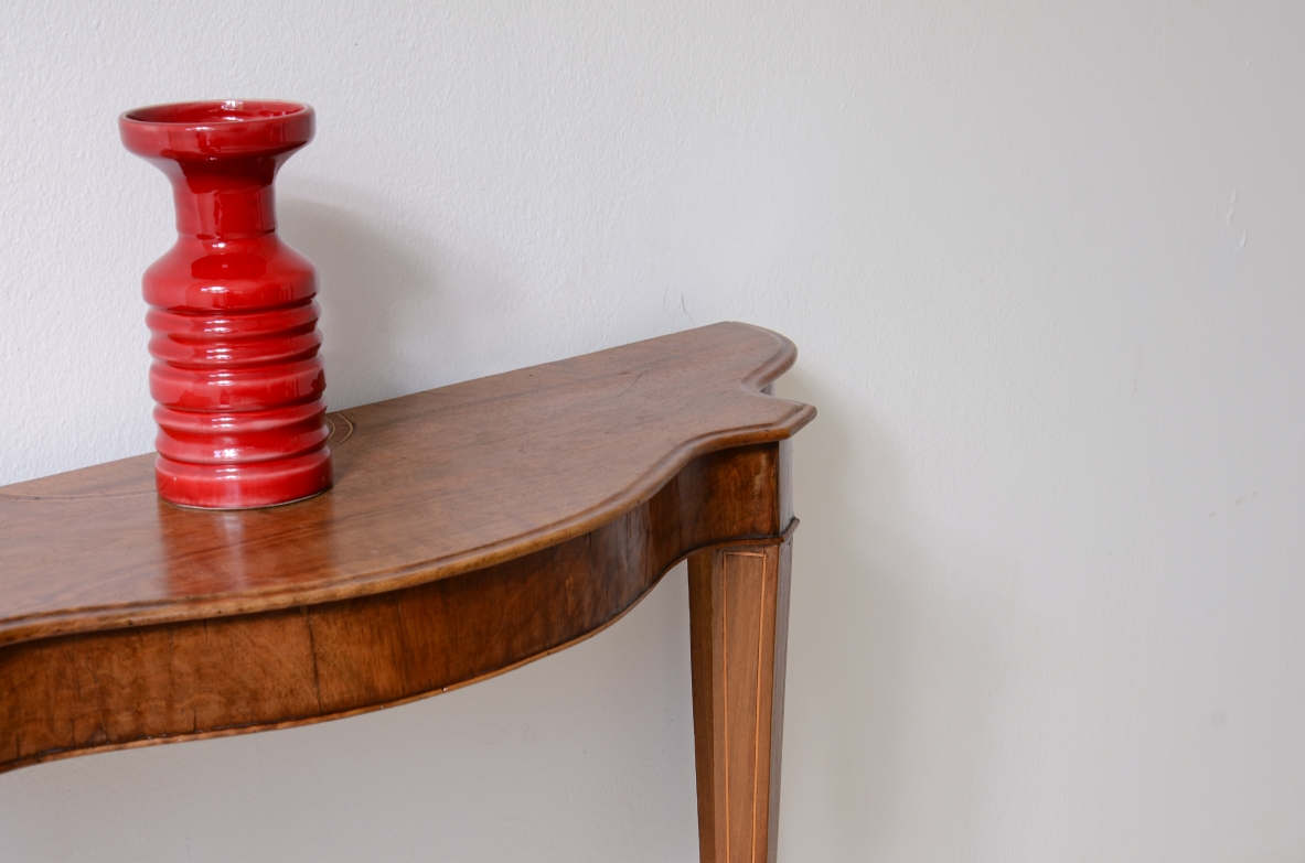 Piccola console in noce con piano sagomato e sottili gambe rastremate.1850