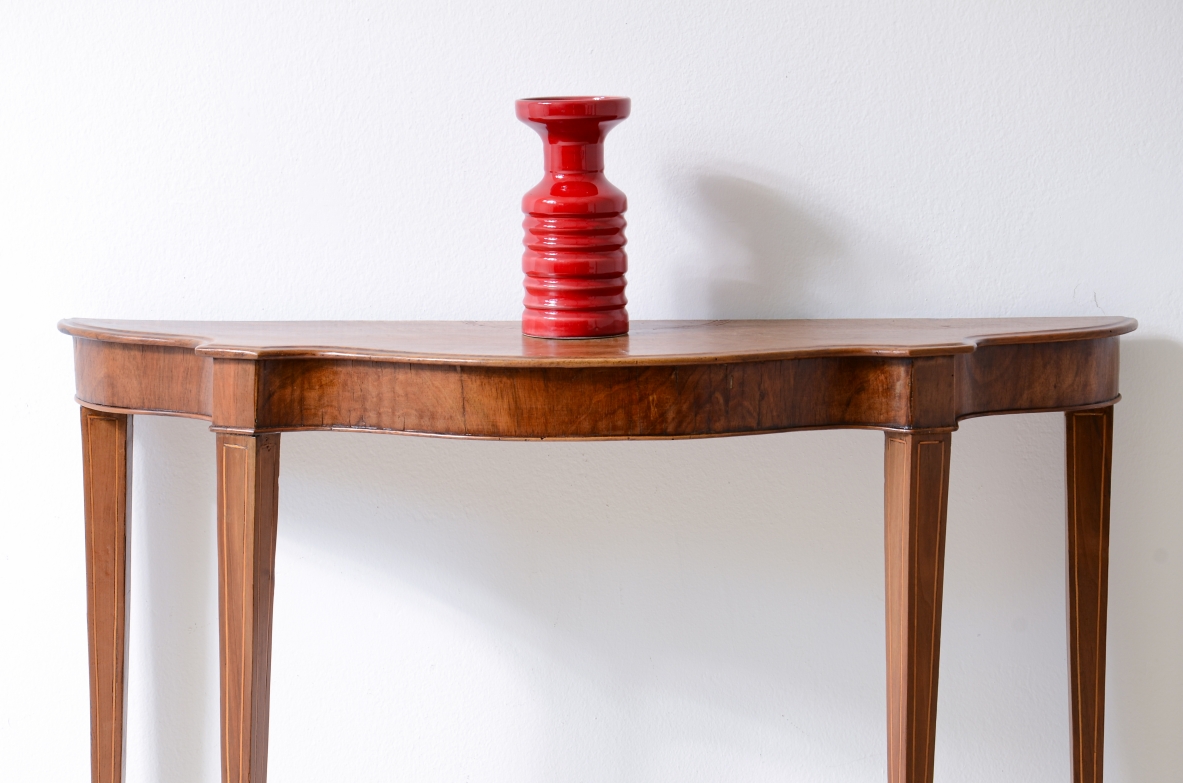 Piccola console in noce con piano sagomato e sottili gambe rastremate.1850v