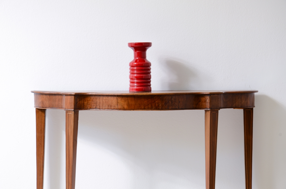 Piccola console in noce con piano sagomato e sottili gambe rastremate.1850