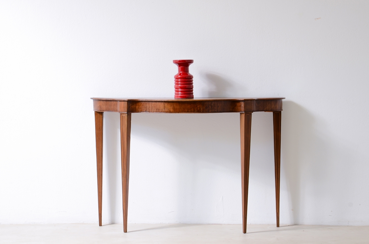 Piccola console in noce con piano sagomato e sottili gambe rastremate.1780