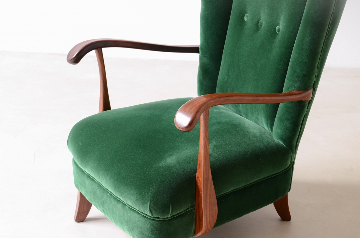 Lio Carminati Elegante poltrona in legno sagomato e tessuto imbottito 1940