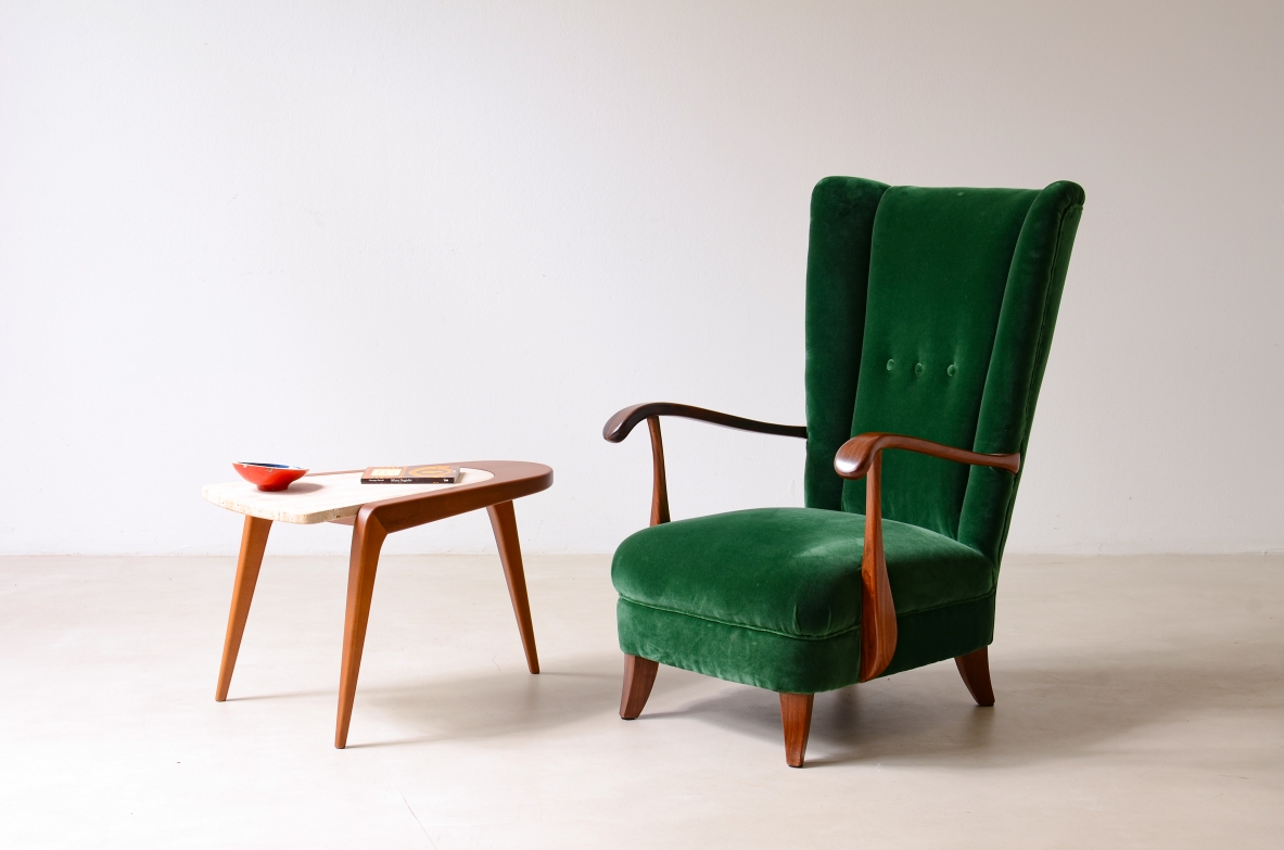 Lio Carminati Elegante poltrona in legno sagomato e tessuto imbottito 1940