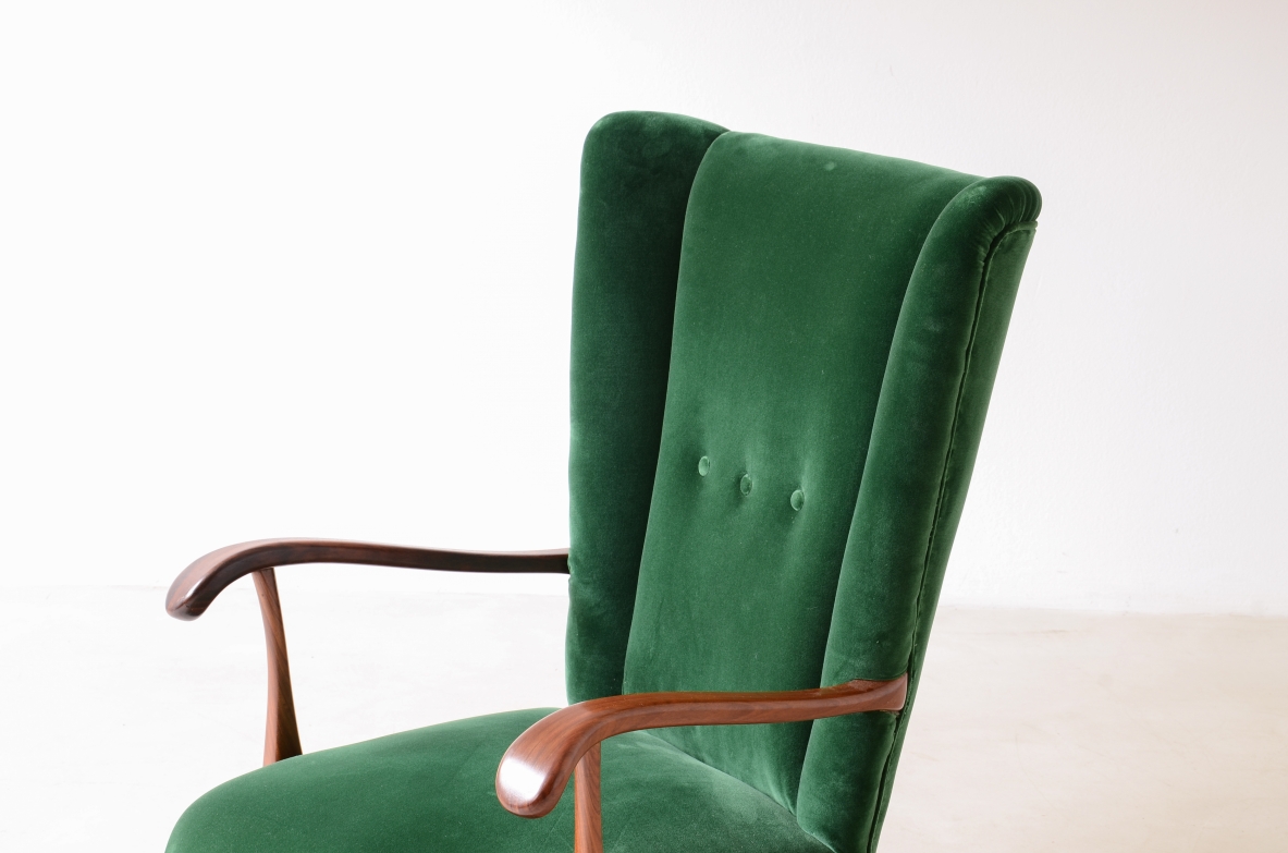 Lio Carminati Elegante poltrona in legno sagomato e tessuto imbottito 1940