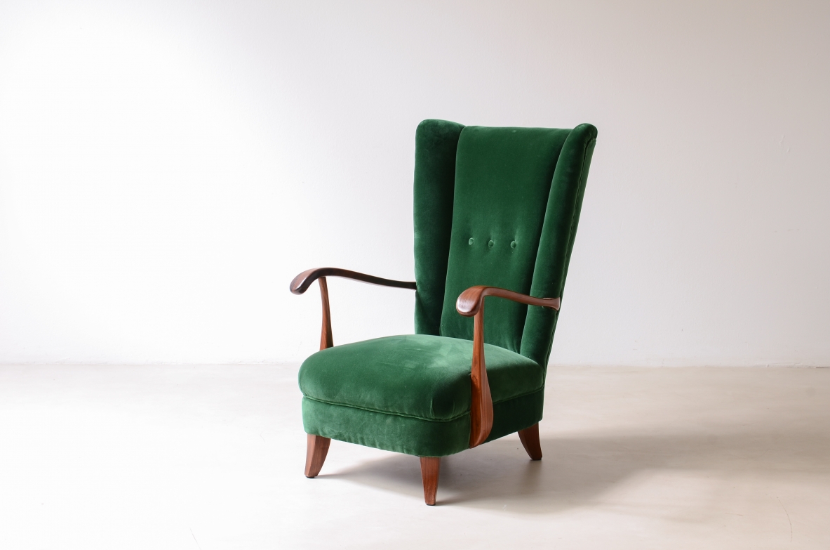 Lio Carminati Elegante poltrona in legno sagomato e tessuto imbottito 1940