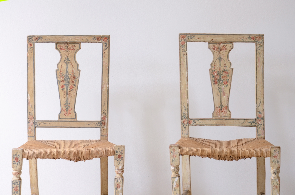 Rara coppia di sedie in legno dipinto e laccato.  Manifattura italiana, Genova, 1790ca.