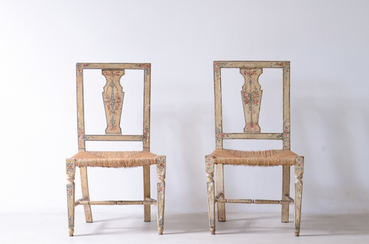 Rara coppia di sedie in legno dipinto e laccato.  Manifattura italiana, Genova, 1790ca.