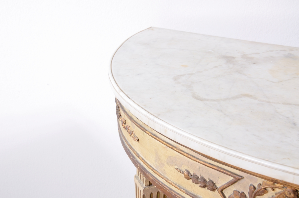 Coppia di console a mezza luna in legno laccato e dorato Manifattura italiana, epoca Luigi XVI, 1770ca.