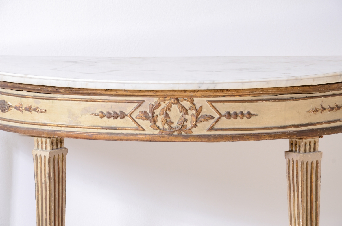 Coppia di console a mezza luna in legno laccato e dorato Manifattura italiana, epoca Luigi XVI, 1770ca.