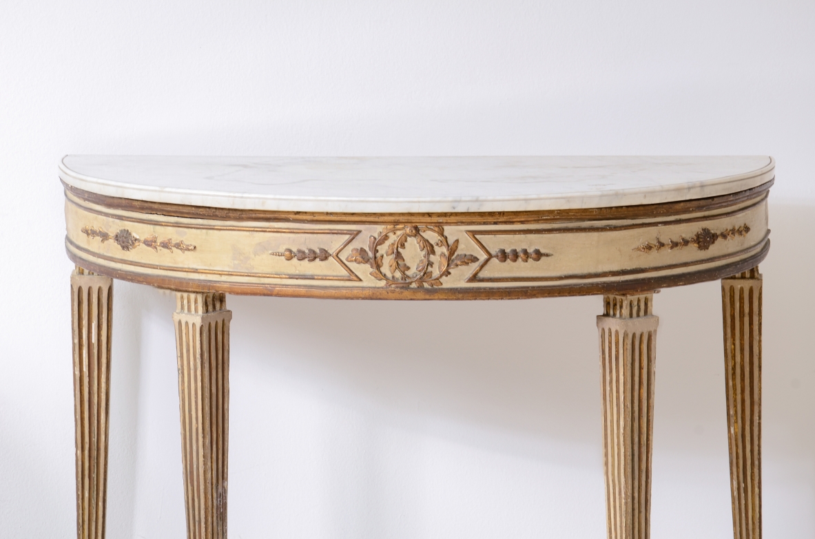 Coppia di console a mezza luna in legno laccato e dorato Manifattura italiana, epoca Luigi XVI, 1770ca.