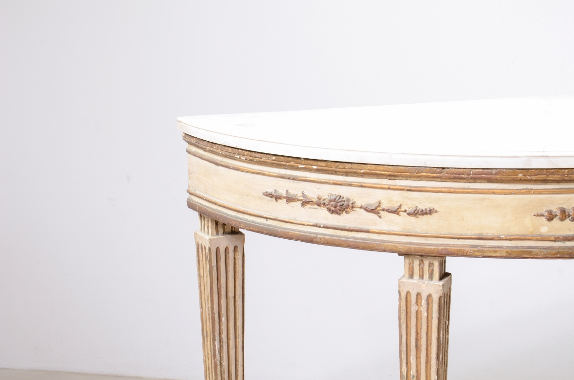 Coppia di console a mezza luna in legno laccato e dorato Manifattura italiana, epoca Luigi XVI, 1770ca.