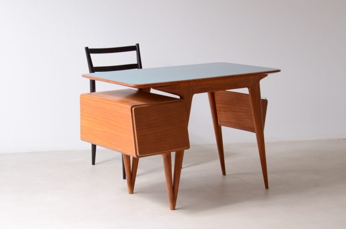 Silvio Cavatorta Elegant blond wood writing desk, original opaline glass top. Cavatorta & Co., circa 1950.