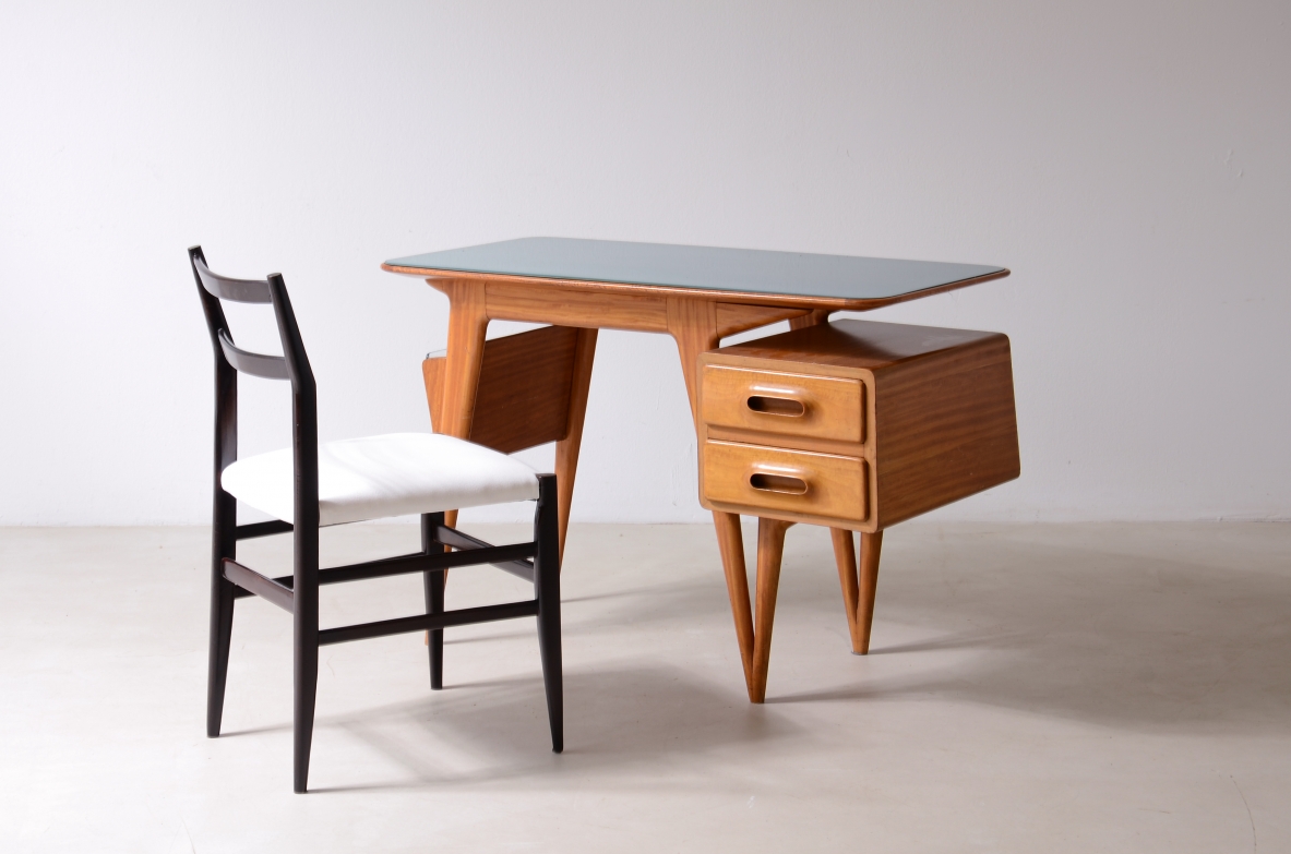 Silvio Cavatorta Elegant blond wood writing desk, original opaline glass top. Cavatorta & Co., circa 1950.