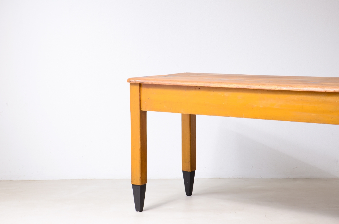 Large pine wood table painted in yellow ochre, 18th-century manufacture.