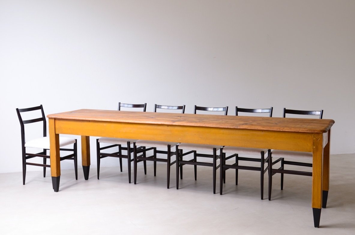 Large pine wood table painted in yellow ochre, 18th-century manufacture.