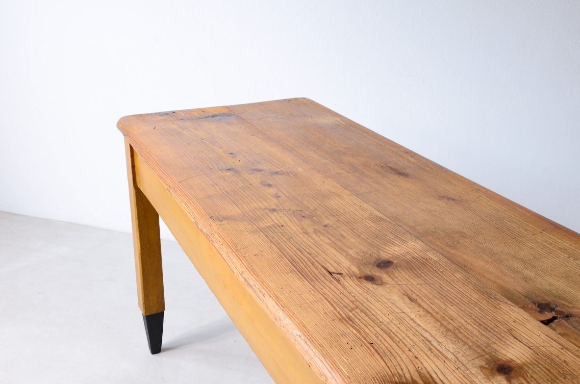 Large pine wood table painted in yellow ochre, 18th-century manufacture.