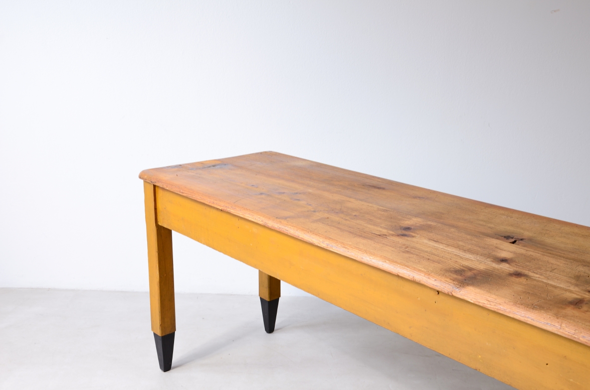 Large pine wood table painted in yellow ochre, 18th-century manufacture.