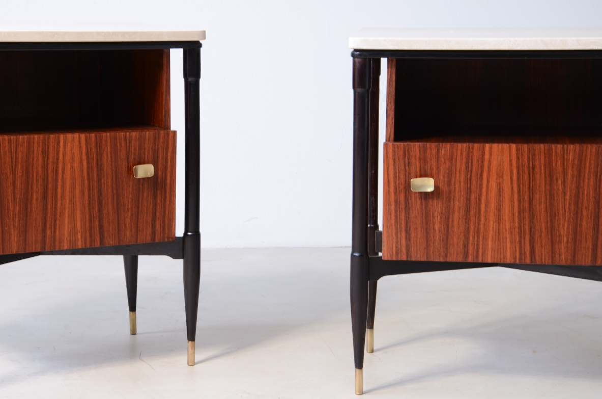 Coppia di eleganti comodini in noce con quattro gambe tornite, Manifattura italiana, 1955ca.