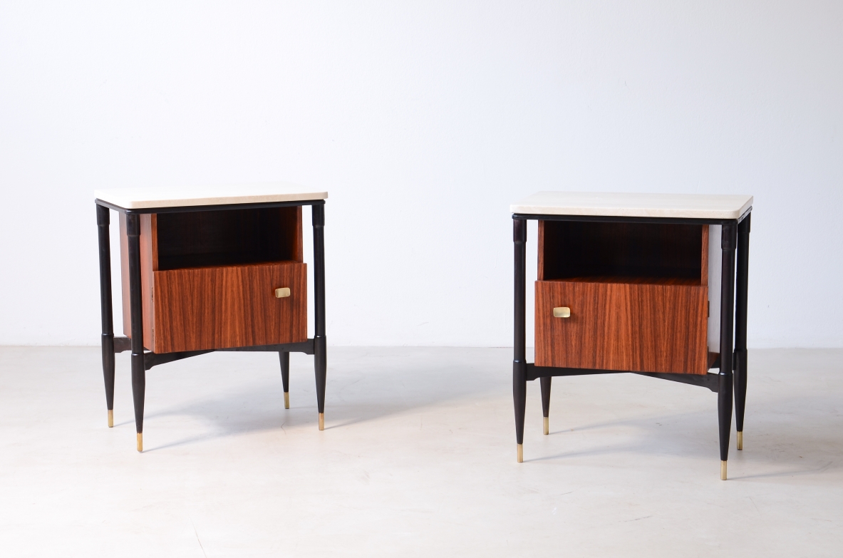 Coppia di eleganti comodini in noce con quattro gambe tornite, Manifattura italiana, 1955ca.