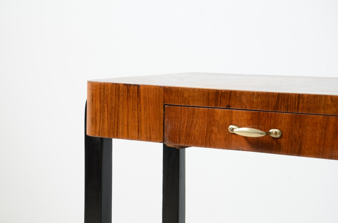 Tavolino in noce e legno tinto con due piani e cassetto.  Manifattura anni 30ca.