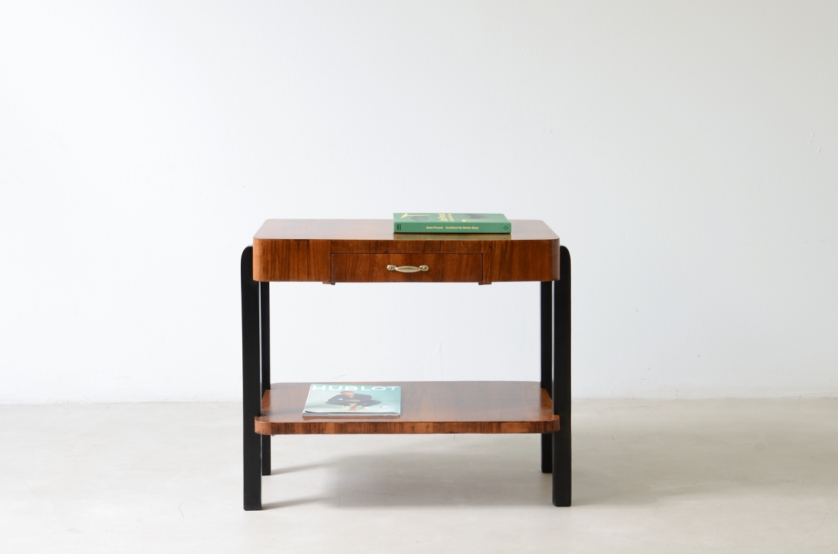 Tavolino in noce e legno tinto con due piani e cassetto.  Manifattura anni 30ca.