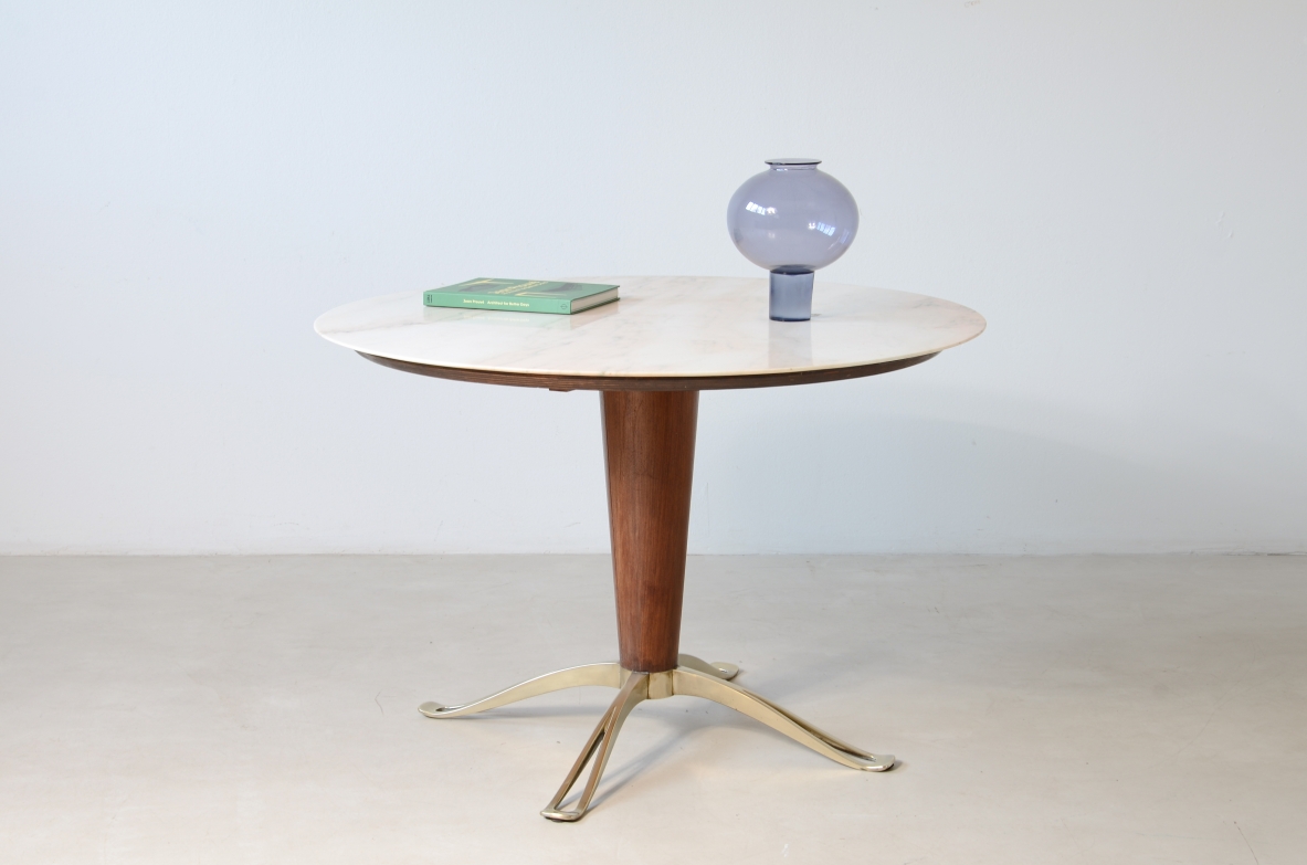 Table with a turned wooden central colum and Carrara marble top. 1950's