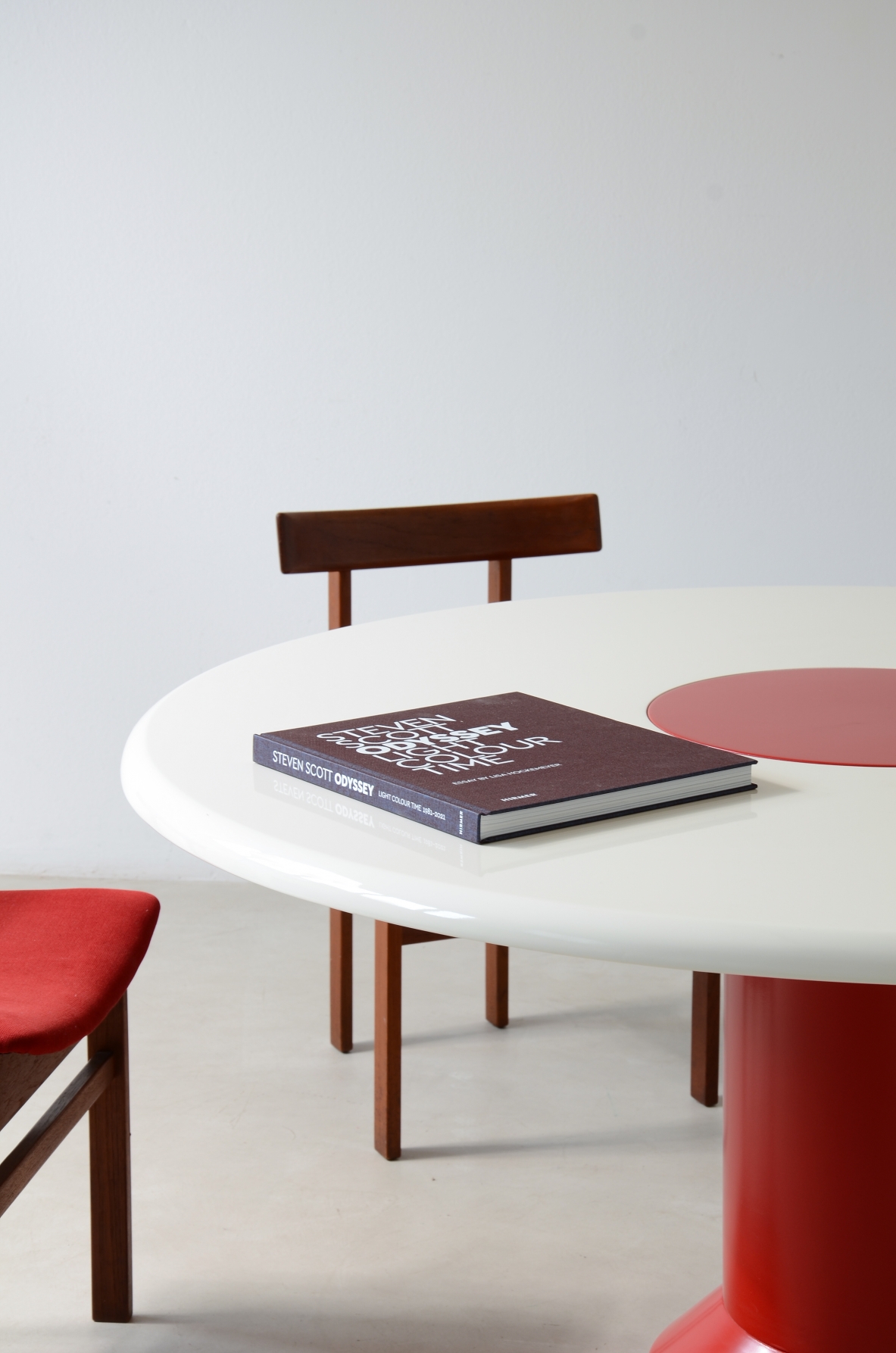Tavolo con base in metallo laccato e piano in legno.  Manifattura Italiana, 1960ca.