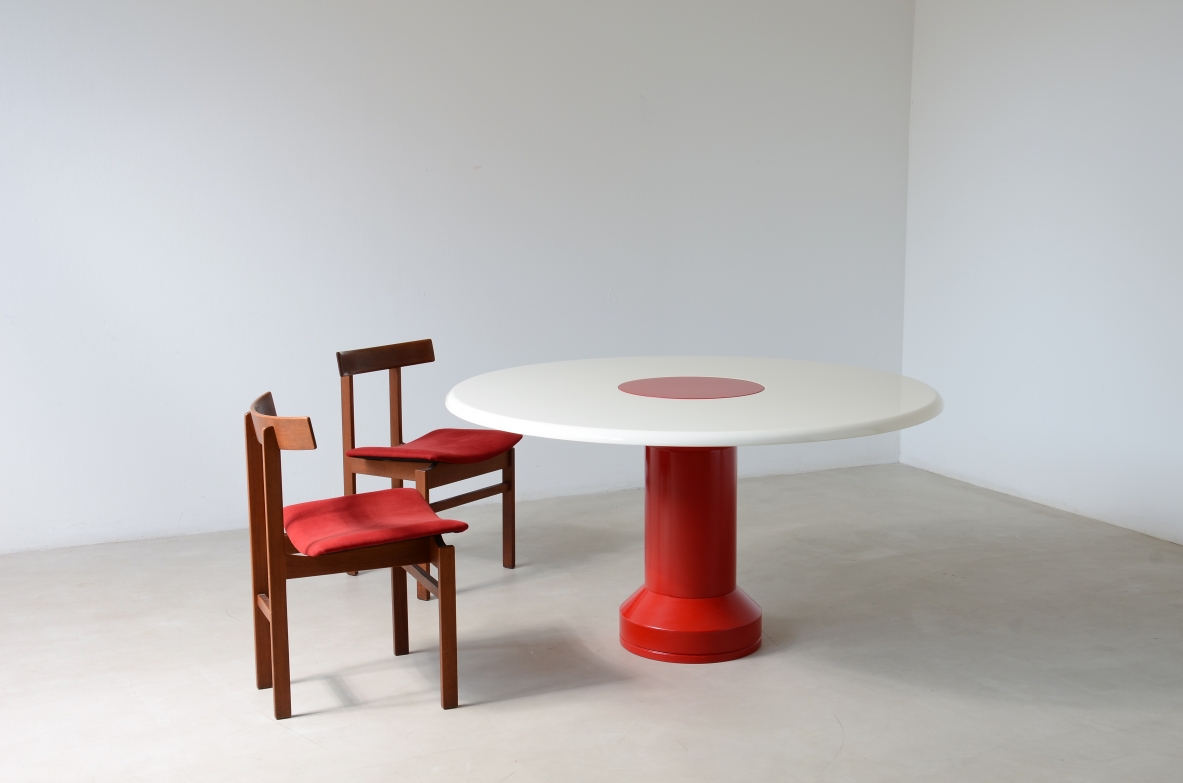 Tavolo con base in metallo laccato e piano in legno.  Manifattura Italiana, 1960ca.