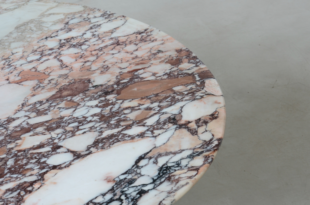 Coffee table with a splendid top made of 