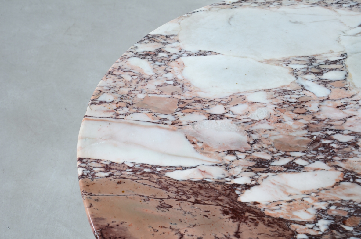 Coffee table with a splendid top made of 