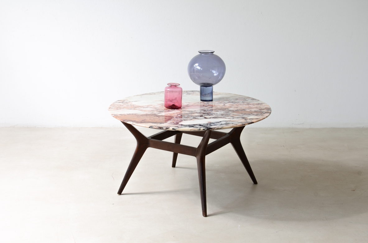 Coffee table with a splendid top made of 
