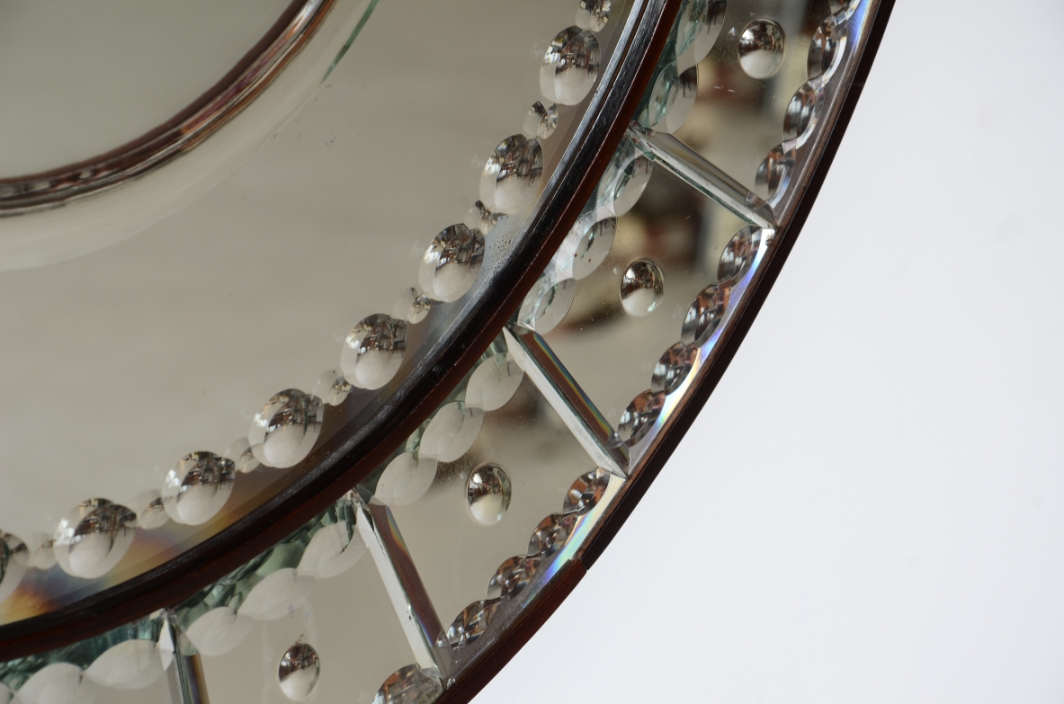 Splendida specchiera circolare con cornice in vetro inciso, Manifattura italiana 1940ca.