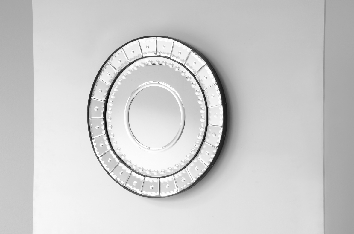 Splendida specchiera circolare con cornice in vetro inciso, Manifattura italiana 1940ca.
