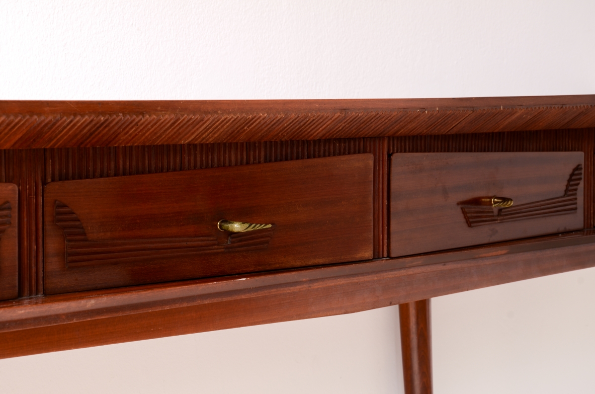 Grande console mossa sui lati con 4 cassetti sagomati,