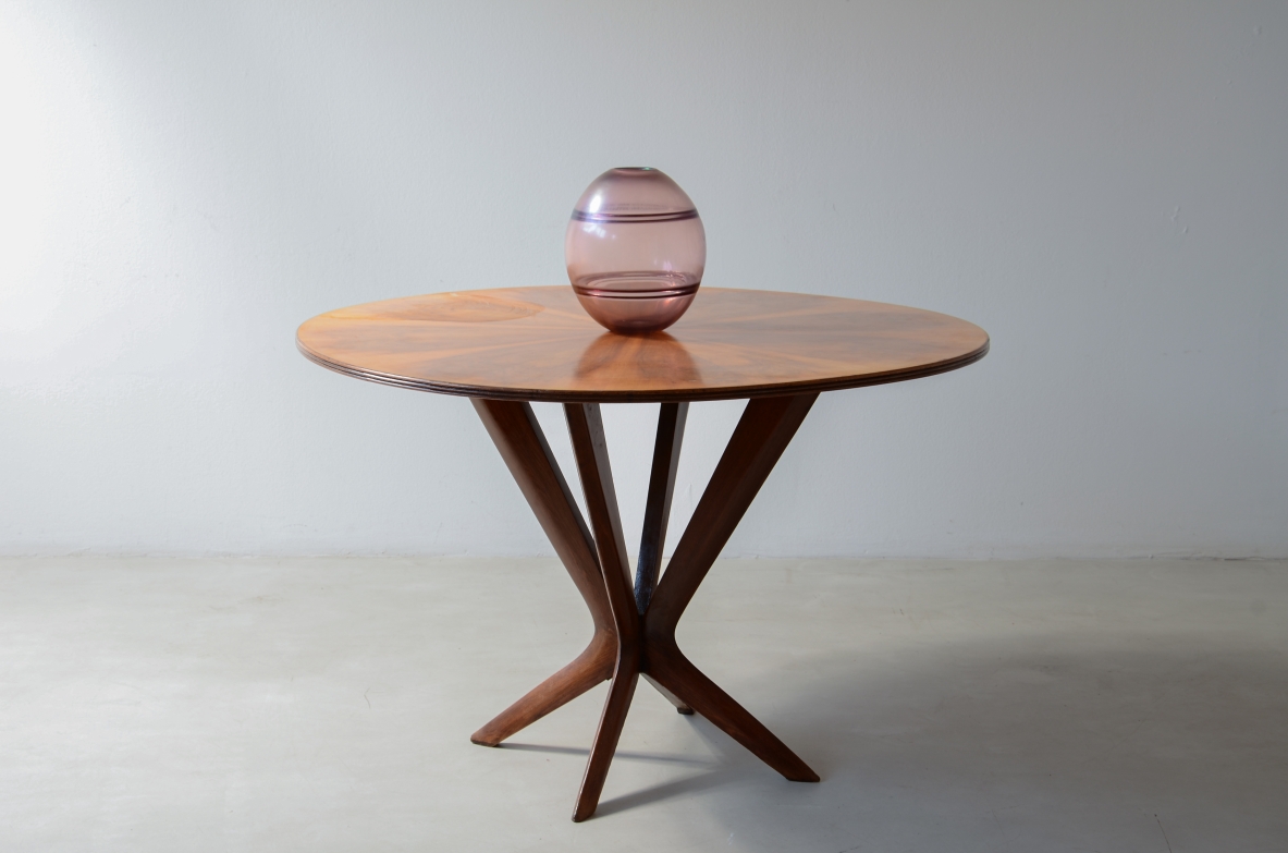 Tavolo con elegante gamba centrale e piano in noce. Manifattura italiana 1950ca.