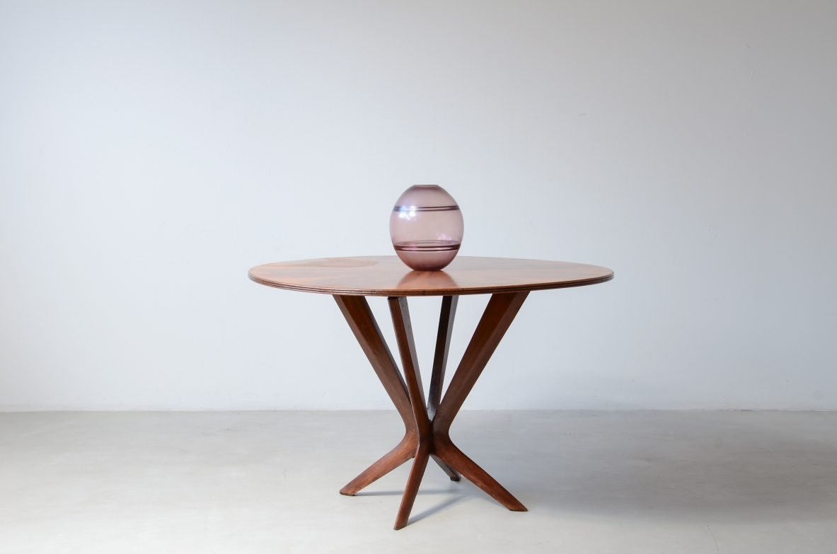 Tavolo con elegante gamba centrale e piano in noce. Manifattura italiana 1950ca.