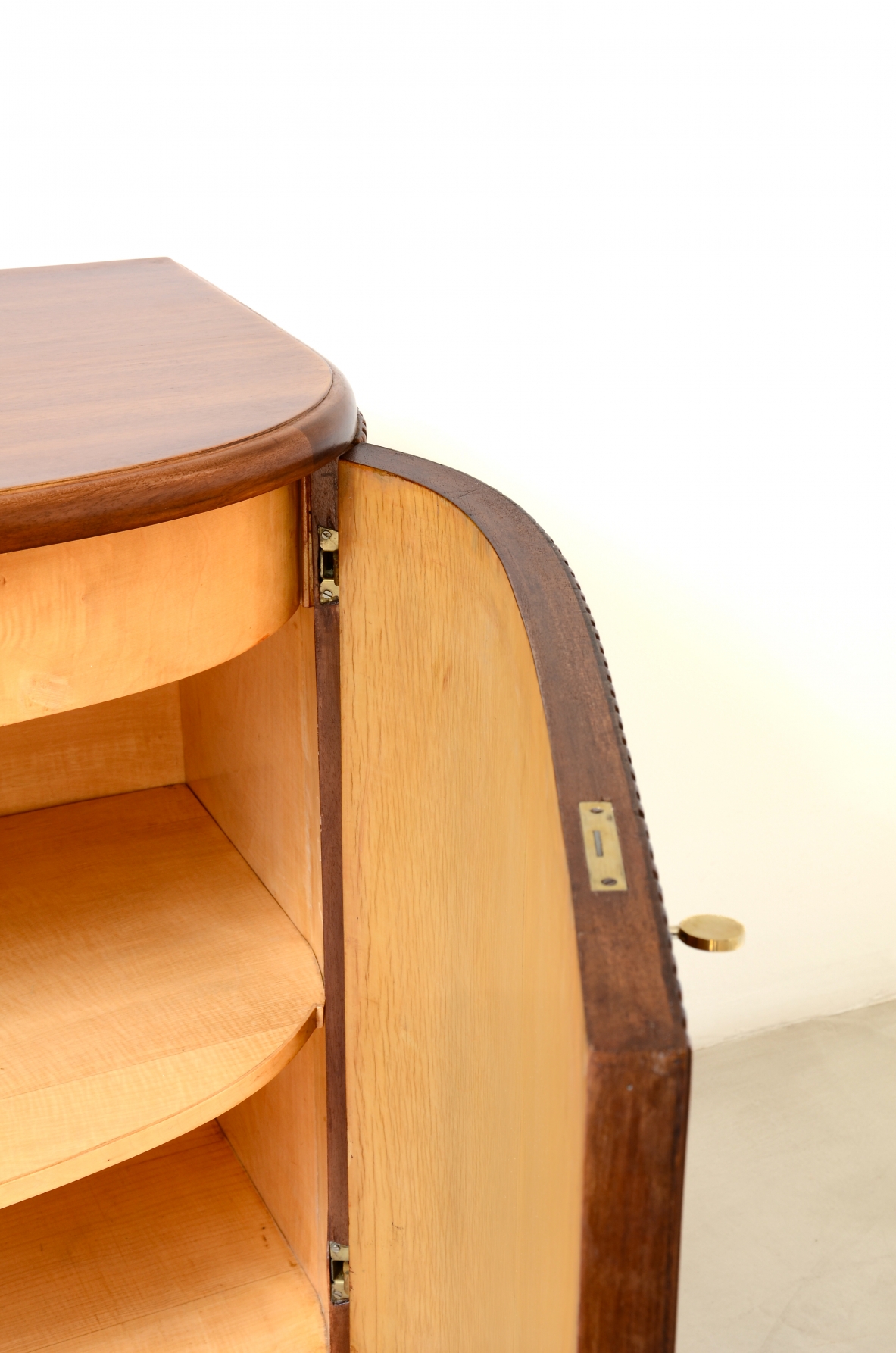Due eleganti mobili gemelli in legno biondo, Attribuzione ABV Borsani 1940