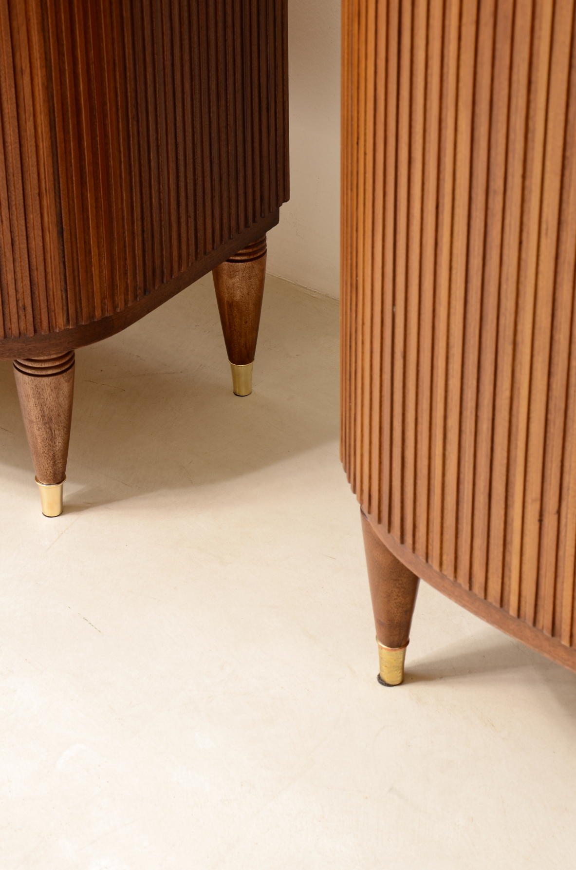 Due eleganti mobili gemelli in legno biondo, Attribuzione ABV Borsani 1940